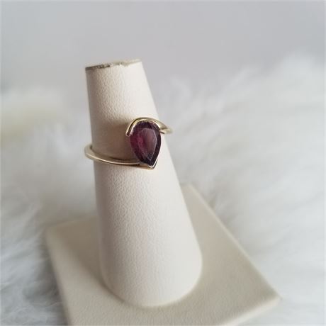 14k Gold Red/Purple Pear Shaped Gemstone Ring...Sz 6
