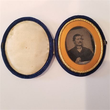 Antique Daguerreotype Photography in Blee Velvet Case