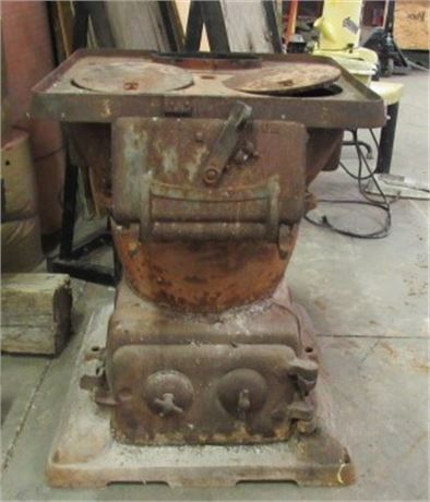 Rusted Antique Stove 21x23x26