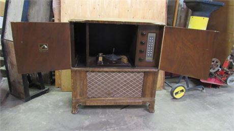 Vintage Victrola Record/Radio Cabinet