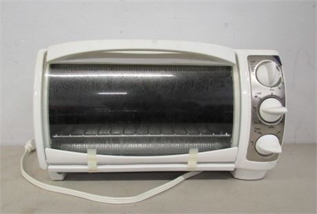 Small Black & Decker Toaster Oven