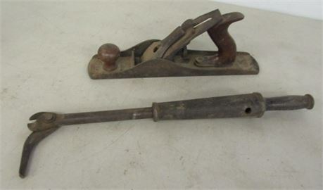 Vintage Nail Puller and Bailey No 5 Plane