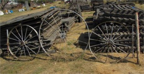 Wagon Wheel Gate w/ Posts - 140" x 56"