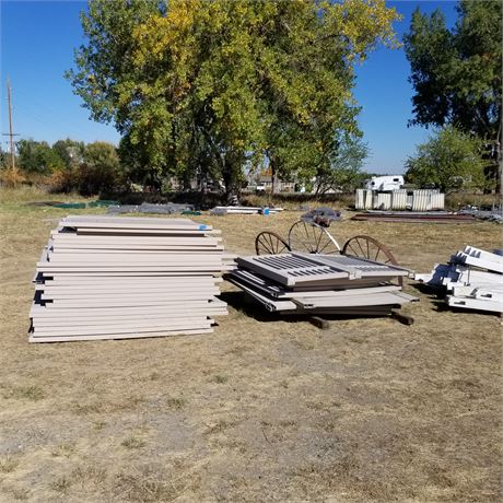 32 Vinyl Fence Panels 70"x70"/5 Railings/2 Gates 40"x58"