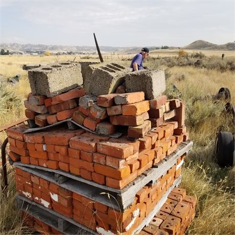 Top Pallet of Bricks Only! 8x4x2.5 approx 200pcs