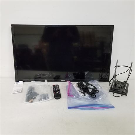 32" Samsung Flat Screen TV w/Antenna and Remote