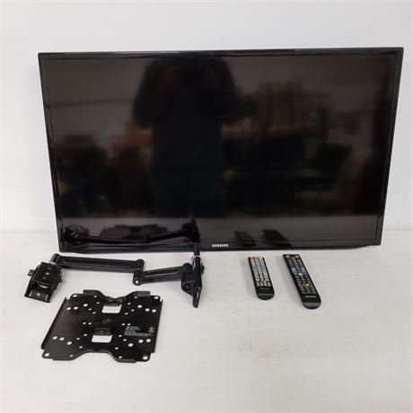 40" Samsung Flat Screen TV w/ Remote and Wall Mount (no stand)