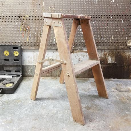 2ft Wood Stepladder