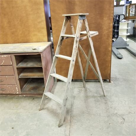 5ft Wood Step Ladder