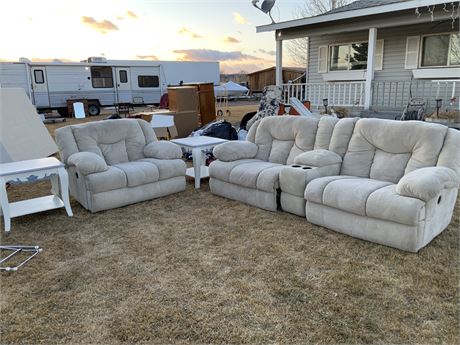 VERY SOFT LIGHT CRÈME COLOR COUCH AND LOVESEAT PLUS CUP HOLDER SECTION. ALL 3 HA
