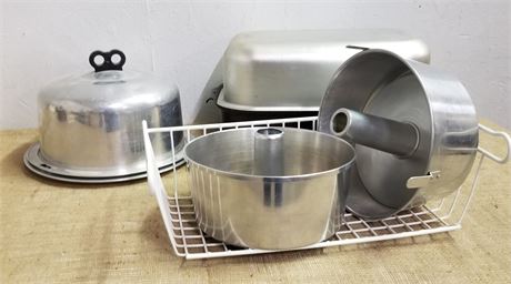 Vintage cake Saver/Bundt Cake Pans/Roaster/Rack