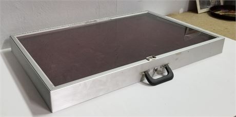 Locking Portable Display Case w/ Key - 34x22