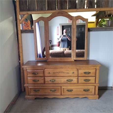 Nice Broyhill Dresser w/ Mirror - 66x18x32