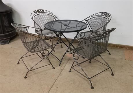 Like New Folding Patio Table w/ 4 Chairs