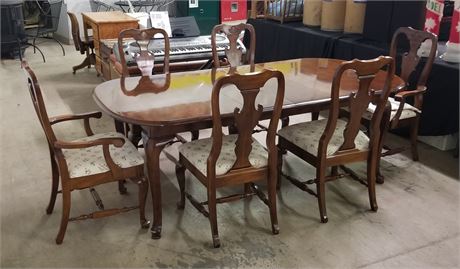 Nice Dining Room Table/Chairs/Leaves - (82x41 w/ Leaves, 58x41 w/out Leaves)