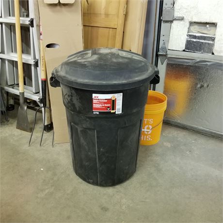 Lidded 32 Gallon Trash Container