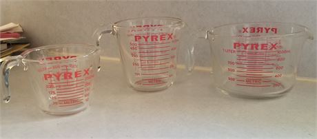 Nice Pyrex Liquid Measuring Cup Set