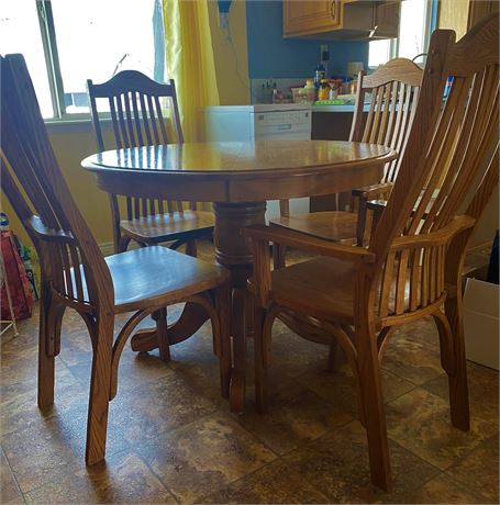 Very Nice Oak Dinette w/ 4 Chairs & 2 Extra Leaves