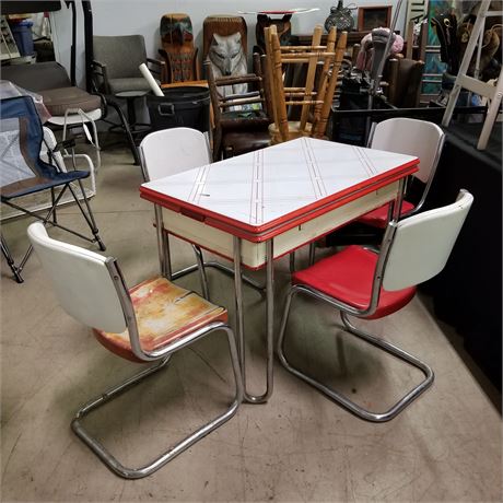 Vintage Metal Table w/ Pullouts & Chairs (45x40/25x40)