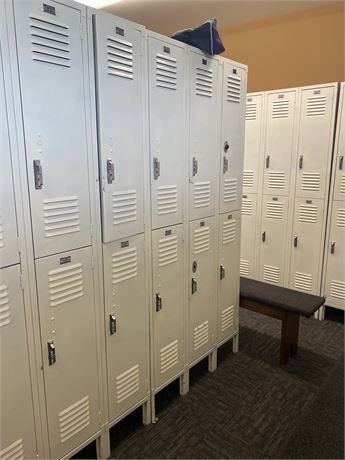 Bank of 6 Small Lockers