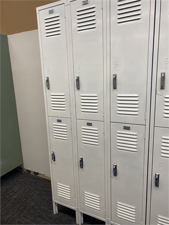 Bank of 6 Small Lockers