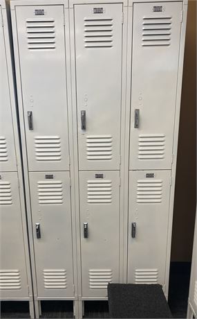 Bank of 6 Small Lockers