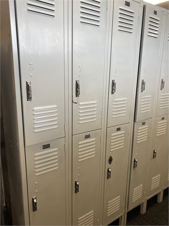 Bank of 6 Small Lockers