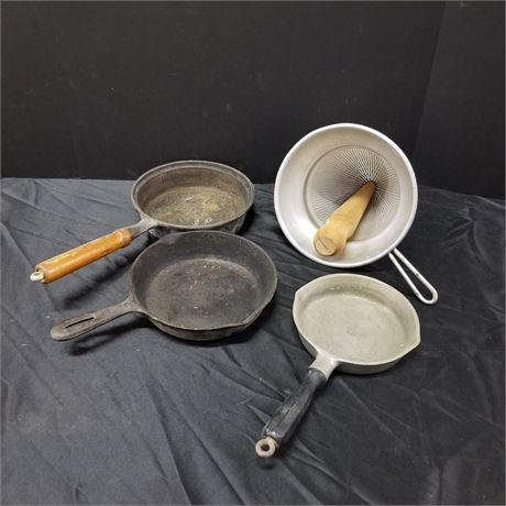 Vintage Chinois/Cast Iron Pans