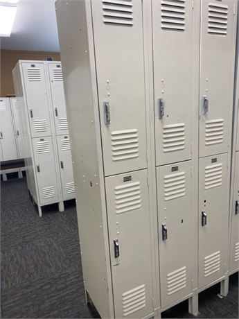 Bank of 6 Small Lockers