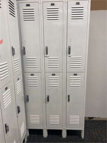 Bank of 6 Small Lockers