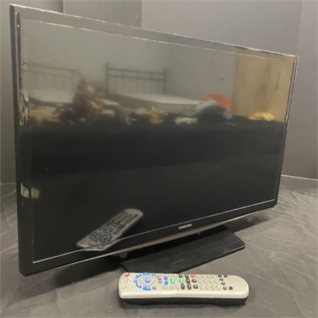 28" Samsung Flat Screen TV w/ Remote & HDMI Cord