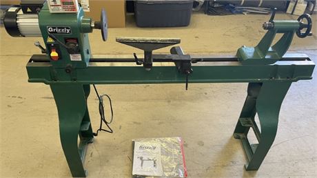 Grizzly G0462 Wood Lathe w/ Digital Readout - Compare Retail @ $1235.00