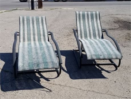 2 Patio Lounge Chairs