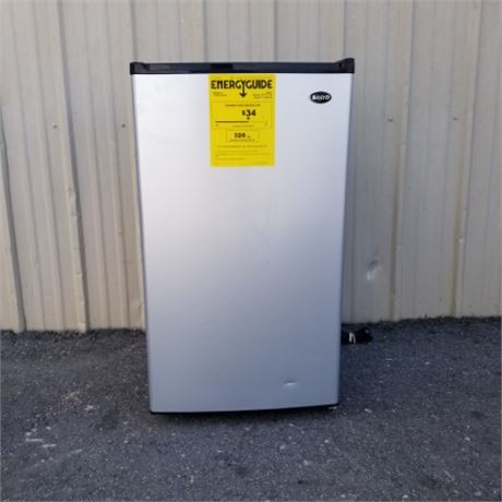 Like New Sanyo Dorm Fridge...18x19x33