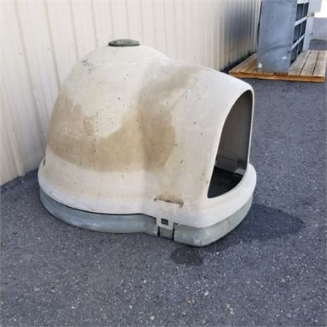 Large Dogloo II Outdoor Doghouse...Base Cracked