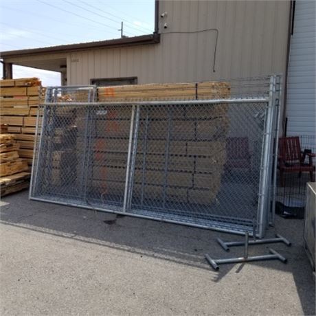 5 Chain Link Fence Panels w/ 15 Stands - Each Panel Measures: 162" x 84"