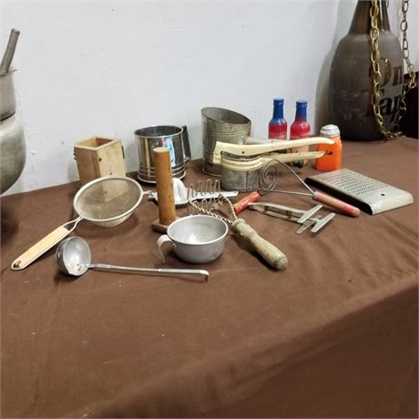 Assorted Vintage Kitchen Culinary Items