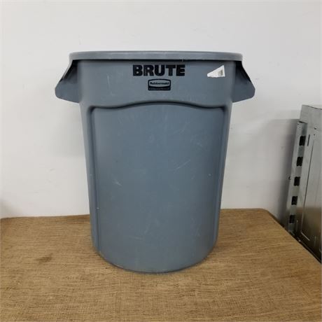Rubbermaid BRUTE Trash Container