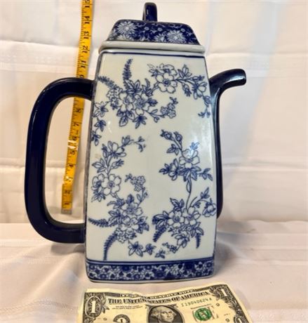 Asian blue and white coffee urn with lid