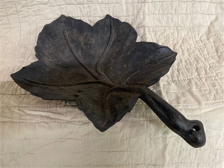 Vintage Cast Iron Leaf Tray/Plate/Bowl - Marked LB73 Iron Art