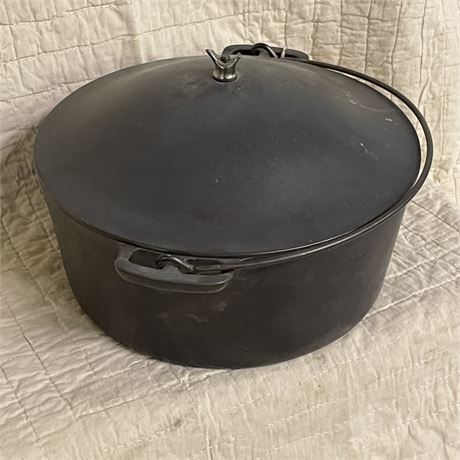 Vintage Wagner Cast Iron #8 Pot w/ Lid & Handle