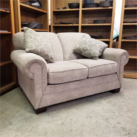 Love Seat w/ Pillows - 62"➡️