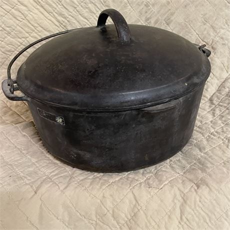 Vintage Cast Iron Round Roaster w/ Handle & Lid -