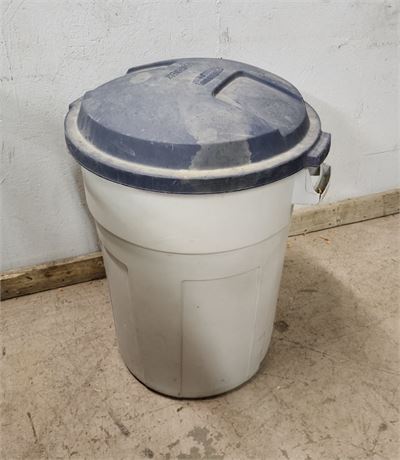 32 Gallon Rubbermaid Trash Container w/ Lid