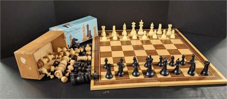 18" Folding Wood Chess Board w/ Both Wood and Plastic Pieces