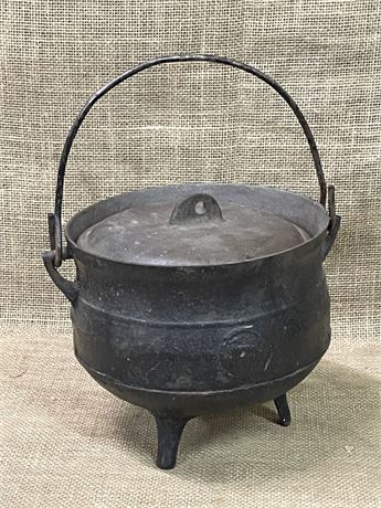 English Made Antique Cast Iron Cauldron w/ Lid & Handle - 8"⬆️/ 8" Diameter