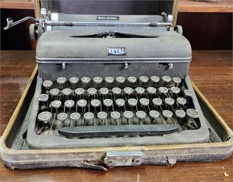 Vintage Royal Typewriter & Case