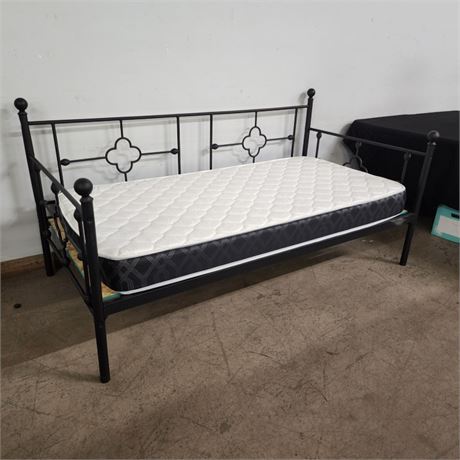 Metal Twin Daybed w/ Nice Twin Mattress - 77x38