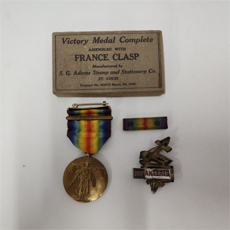 Vintage WWI France Medal & Infantry Badge