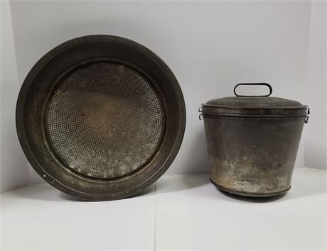 Vintage Colander & Cake Mold Poir